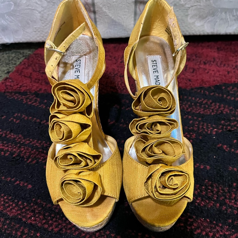 Steve Madden size 6 Yellow cork wedge Heels with Rosette Embellishments